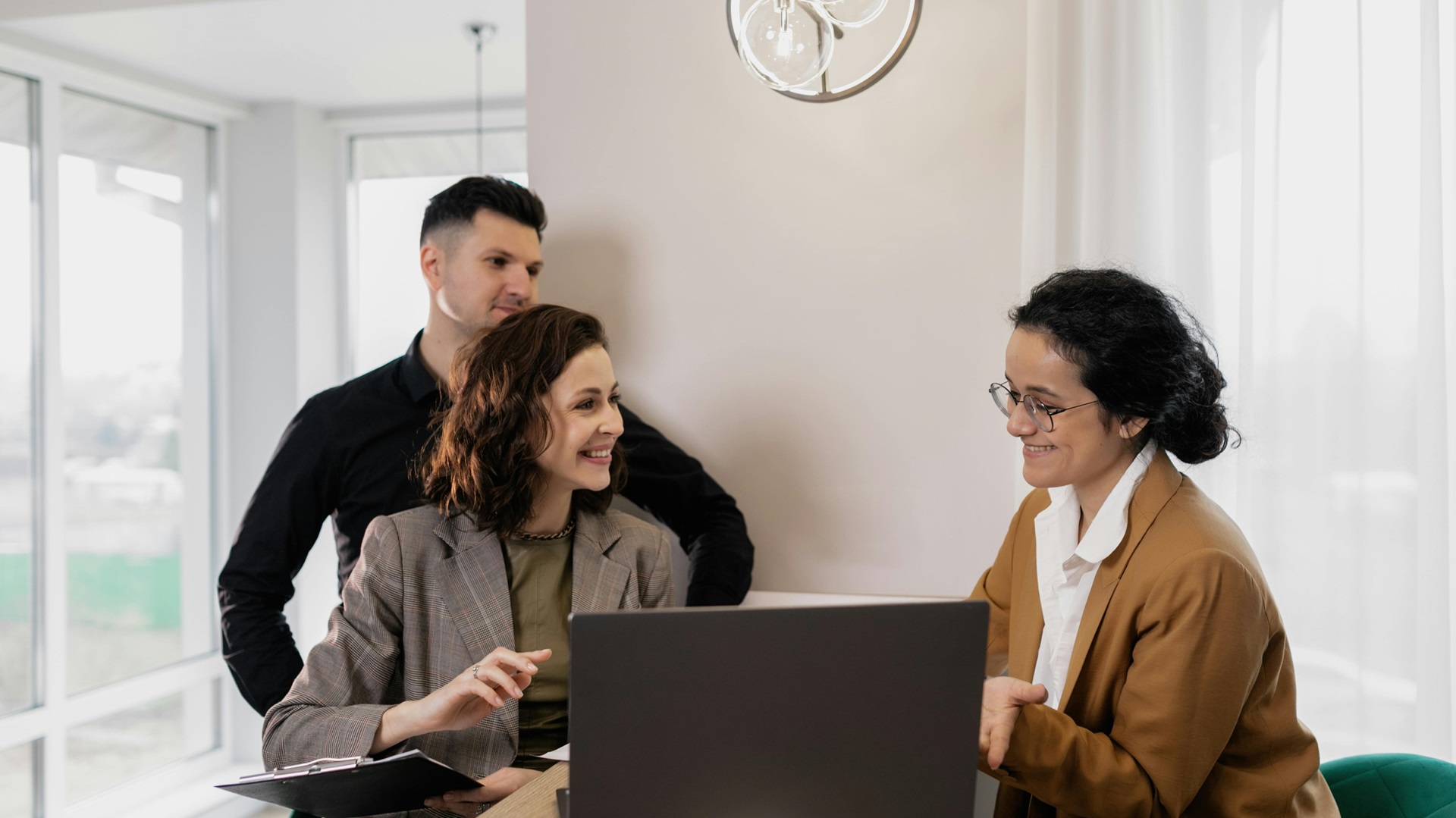 Gambar - Perbedaan Badan Sertifikasi dan Konsultan ISO: Mana yang Dibutuhkan Perusahaan Anda?