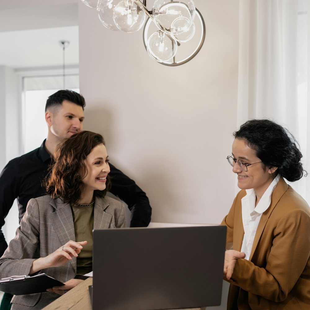 Perbedaan Badan Sertifikasi dan Konsultan ISO: Mana yang Dibutuhkan Perusahaan Anda?